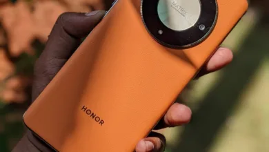 هونر الذكاء الاصطناعي تطلق هاتفًا روبوتيًا بكاميرا ذكية متحركة 27 close up of hand holding an orange smartphone