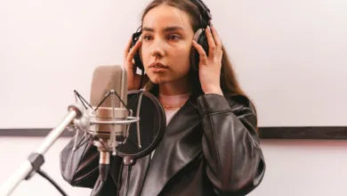 «إطلاق ElevenLabs Conversational AI 2.0 بميزات ثورية في التفاعل الصوتي» 32 a woman wearing a leather jacket and headphones